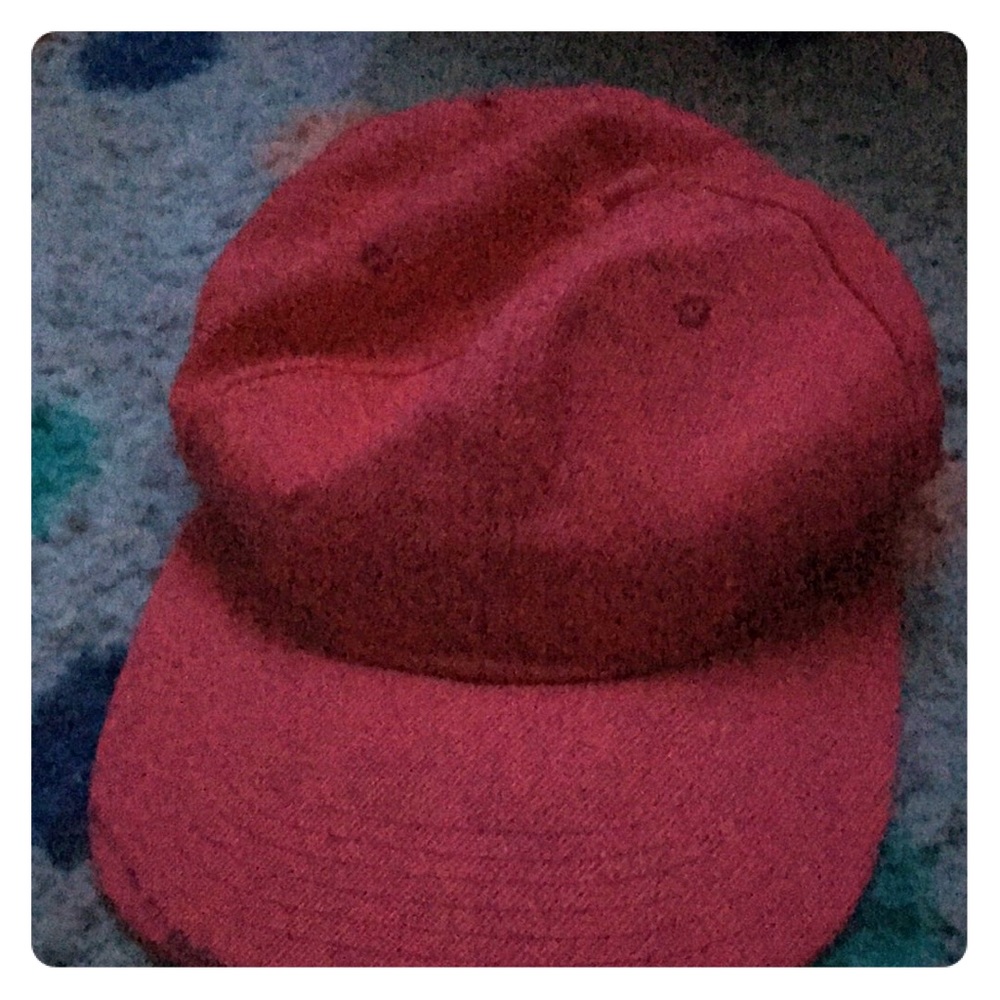Selling a pink hat that is new